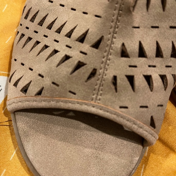 Size 9.5 Women’s sandal.  Gently used. - Picture 6 of 7